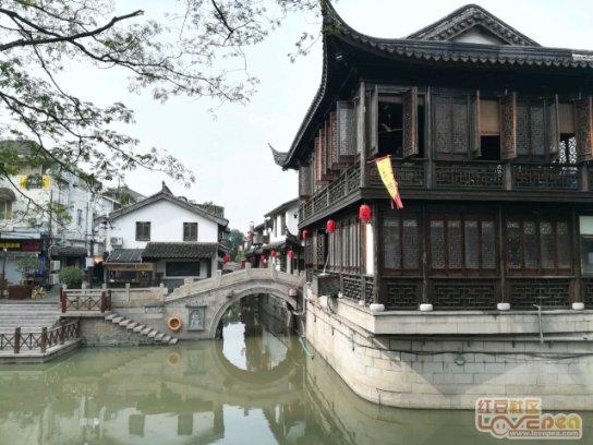 继天津跳水大爷后的又一“8A级景区”上热搜,西湖唱歌大爷火了